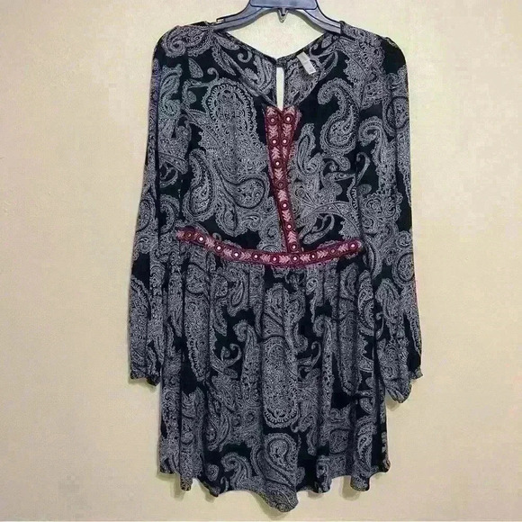 Xhilaration Dresses & Skirts - Xhilaration A Line Dress Black White Paisley Long Sleeve Short V Neck Womens M